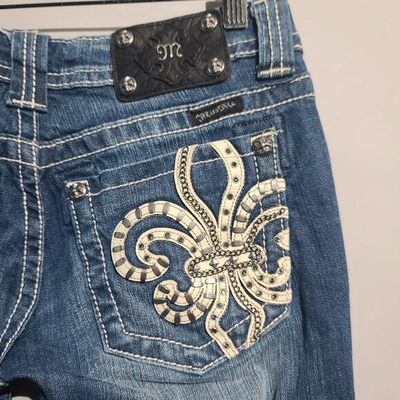 Miss Me Fleur de Lis Embellished Signature Capri Jeans - Picture 1 of 5